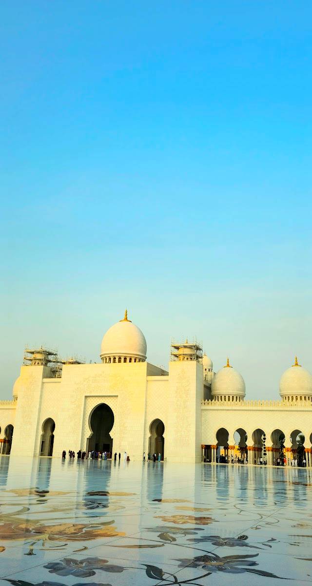 Abu Dhabi: Grand Mosques and Theme-Park Thrills