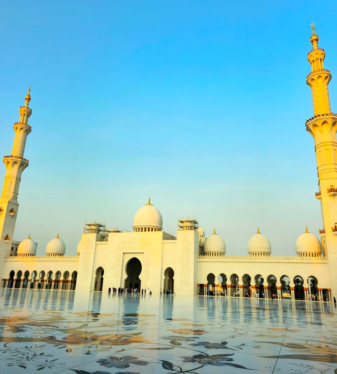 Abu Dhabi: Grand Mosques and Theme-Park Thrills 1