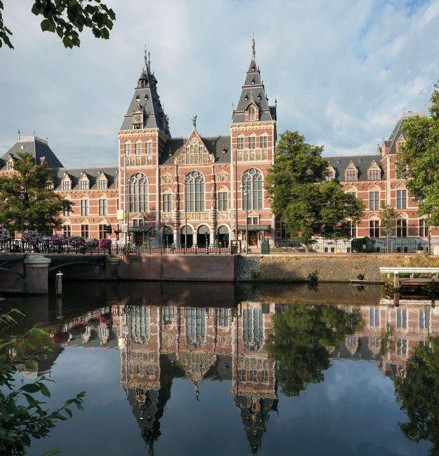 Amsterdam: Canals, Masters and Windmills